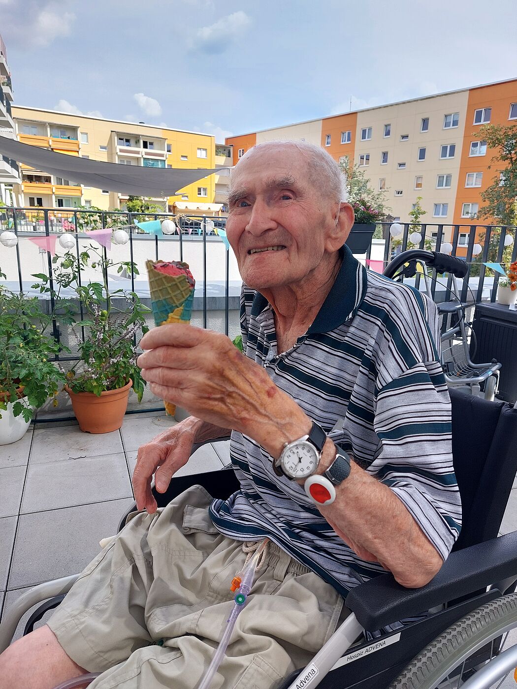 Hospizbewohner mit Eis in der Hand